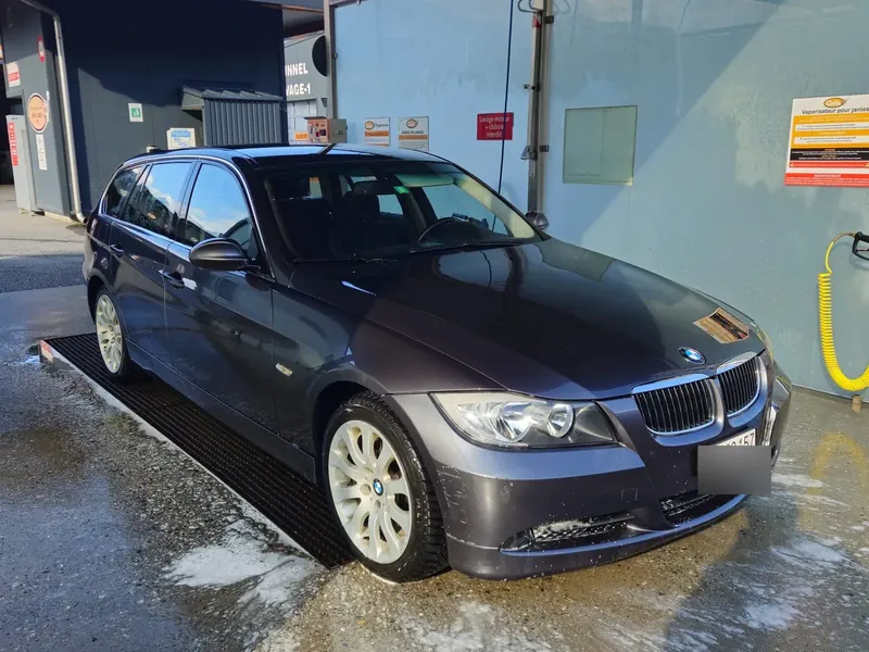 Break BMW Série 3 gris dans un box de lavage